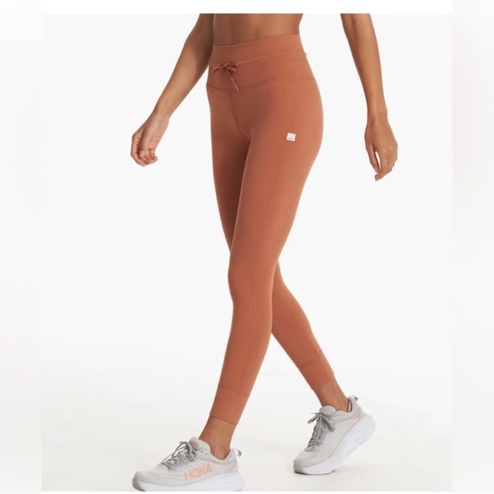 Vuori Women's 7/8 Daily Leggings - Picture 3 of 10